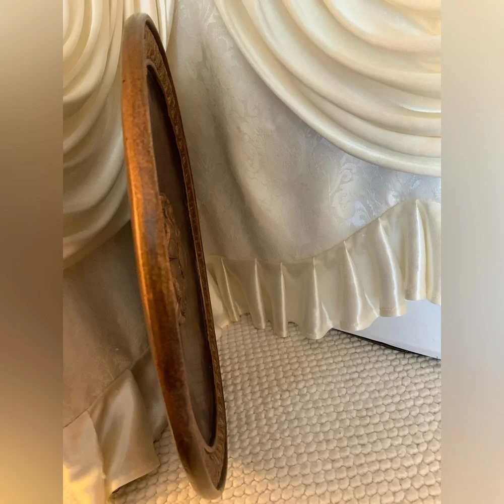 ROUND TABLE TOP DISPLAY DECOR